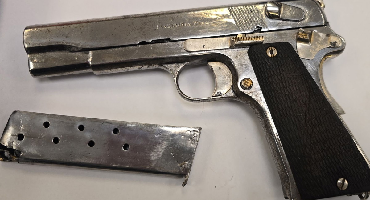 سخنين: ضبط أسلحة ومعدات رؤية ليلية داخل واعتقال شاب (22 عاماً)