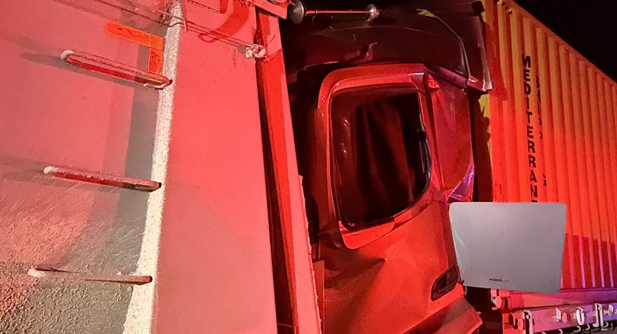 شارع 6: إصابة شاب بجراح متوسطة في اصطدام بين شاحنتين