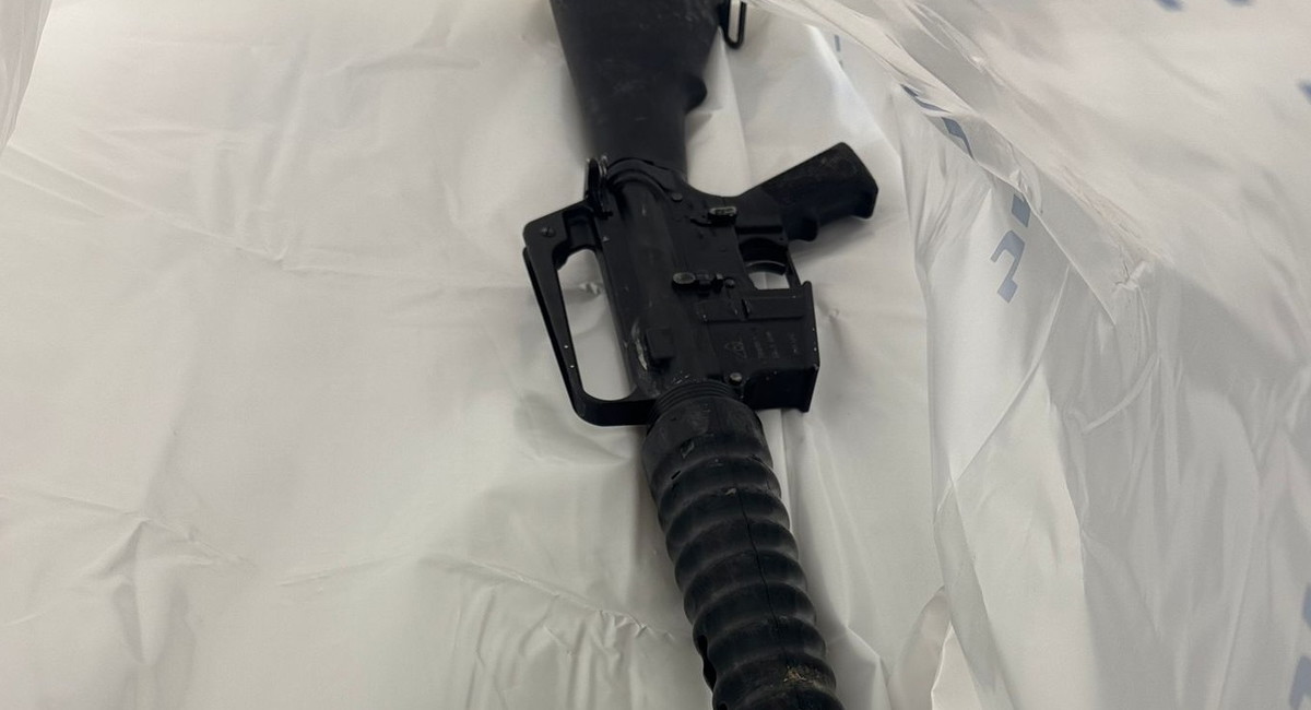 عرعرة النقب: اعتقال قاصرين وضبط بندقية (M-16) مخبأة في 