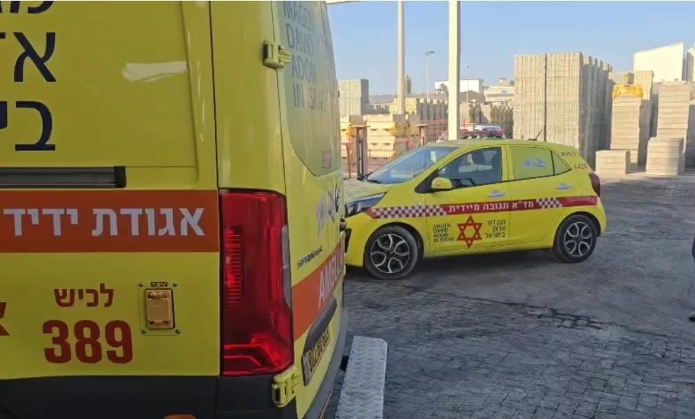 حوادث العامل| إصابة عامل (48 عامًا) بجروح خطيرة إثر سقوطه من شاحنة خلال عمله جنوبيّ البلاد