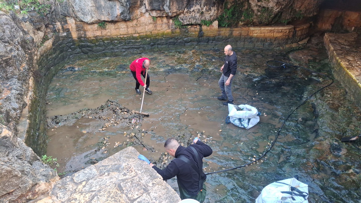 استعدادًا لشهر رمضان المبارك: فريق المتطوعين السخنيني يبادر إلى ترميم وتنظيف عين سخنين التاريخية