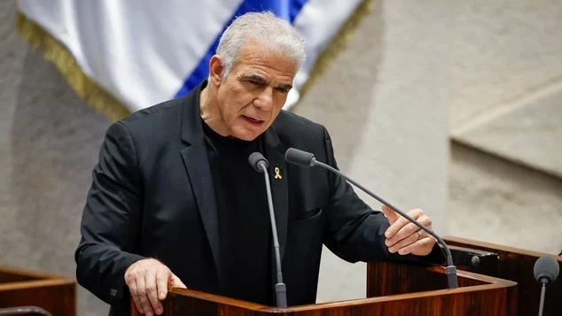 لابيد يضع شروطا للعفو عن نتنياهو: اعتراف بالذنب وندم