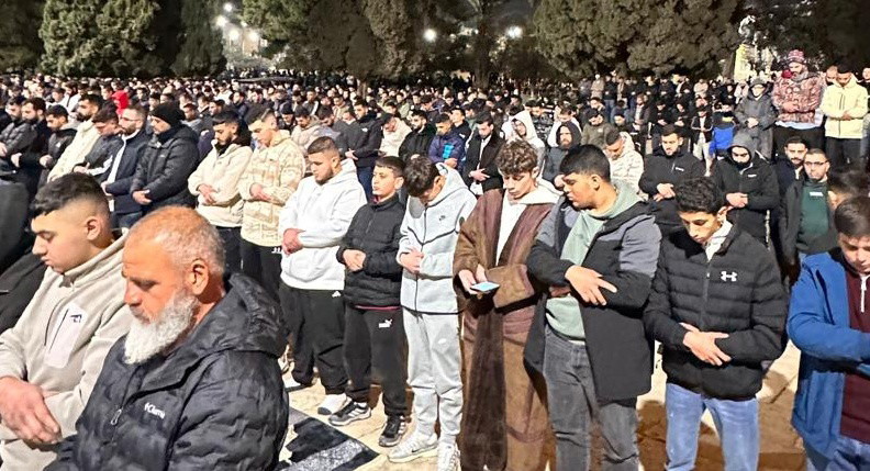 أجواء إيمانية مهيبة: الآلاف يحيون صلاتي العشاء والتراويح في رحاب المسجد الأقصى المبارك