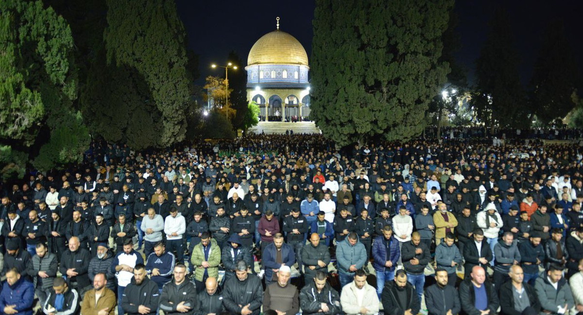 آلاف المصلين يؤدون صلاتي العشاء والتراويح في المسجد الأقصى المبارك بأجواء إيمانية وروحانية