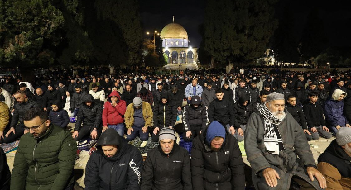 مشهد إيماني حاشد: 60 ألف مصلٍ يؤدون صلاتي العشاء والتراويح في رحاب المسجد الأقصى