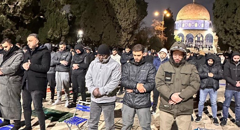 أجواء إيمانية عامرة: الآلاف يحيون صلاتي العشاء والتراويح في رحاب المسجد الأقصى