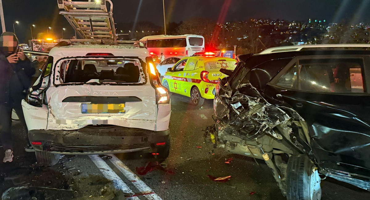 شارع 1: إصابة 7 أشخاص بينهم حالتان خطيرتان إثر حادثي طرق متزامنين وشلل مروري في المنطقة