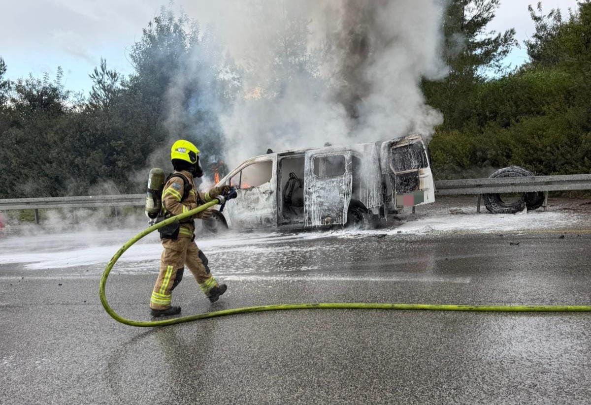 اندلاع النيران داخل مركبة على شارع 6 بالقرب من وادي عارة