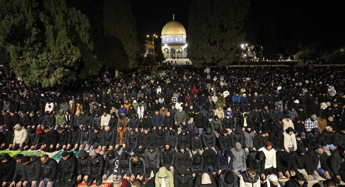 القدس: 70 ألف مصلٍ يؤدون صلاتي العشاء والتراويح في المسجد الأقصى المبارك