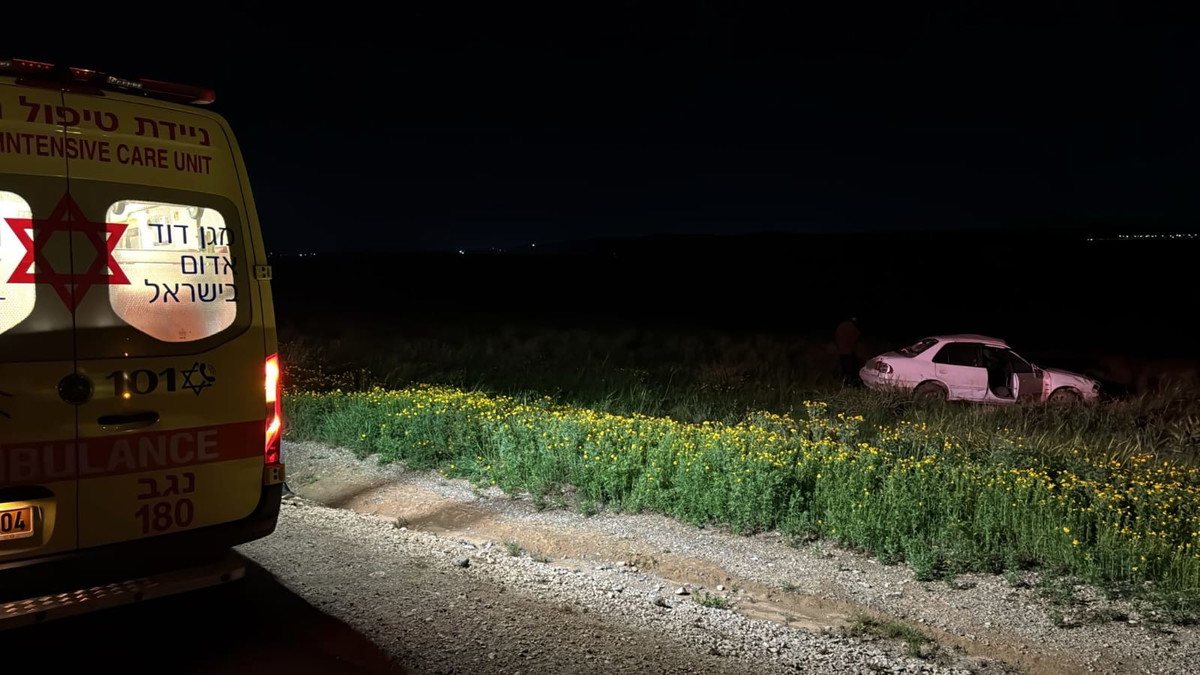 النقب: مصرع شاب وإصابة فتى إثر انقلاب سيارة على شارع 325