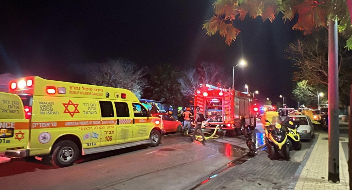 تل أبيب: إصابة رجل بجراح طفيفة إثر سقوط شظايا صاروخية