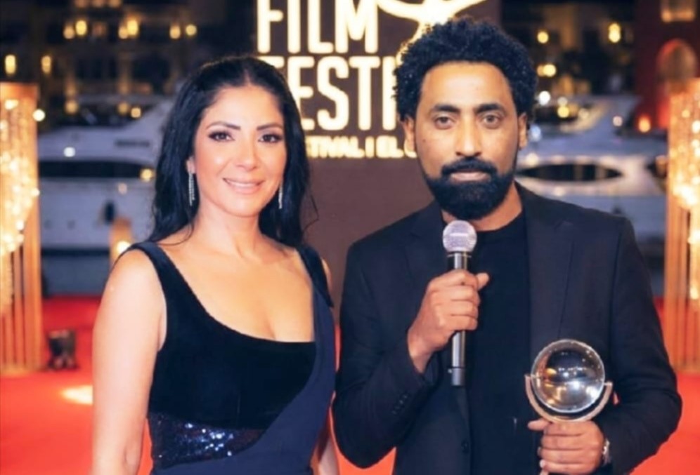 بحضور لافت- صورة تجمع المخرج أحمد بوجي والفنانة منى زكي خلال مهرجان الجونة السينمائي