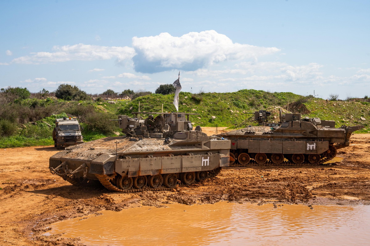 حشد عسكري جديد... الجيش الإسرائيلي يوسع انتشاره ويدفع بفرقتين إلى الحدود مع لبنان وسوريا