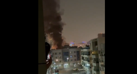 فيديو.. اندلاع حريق قرب القنصلية الأمريكية في دبي بعد هجوم بطائرة مسيرة