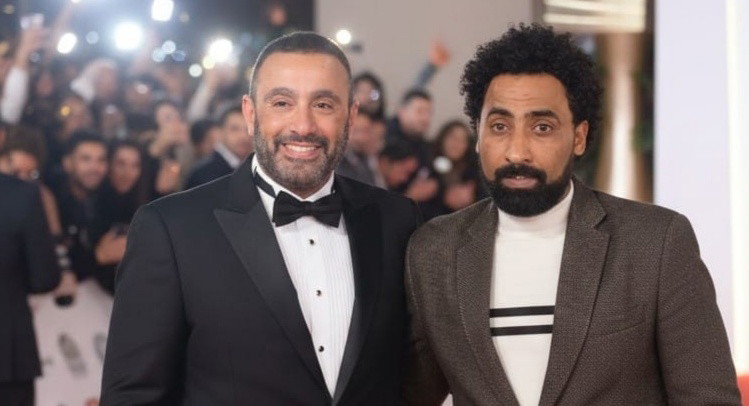 تعاون فني مستقبلي؟ صورة تجمع المخرج أحمد بوجي والفنان أحمد السقا خلال حفل فني