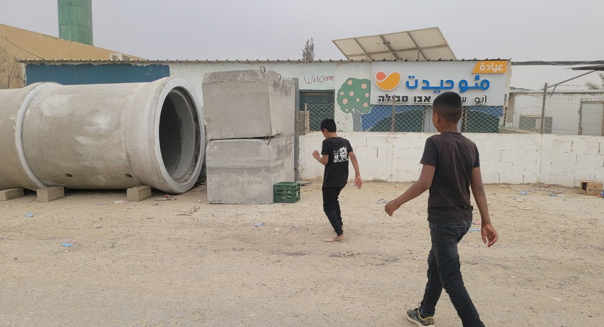 جمعيات تحذّر من فجوات الملاجئ في النقب وتطالب بتمويل عاجل لحماية المدارس في القرى غير المعترف بها