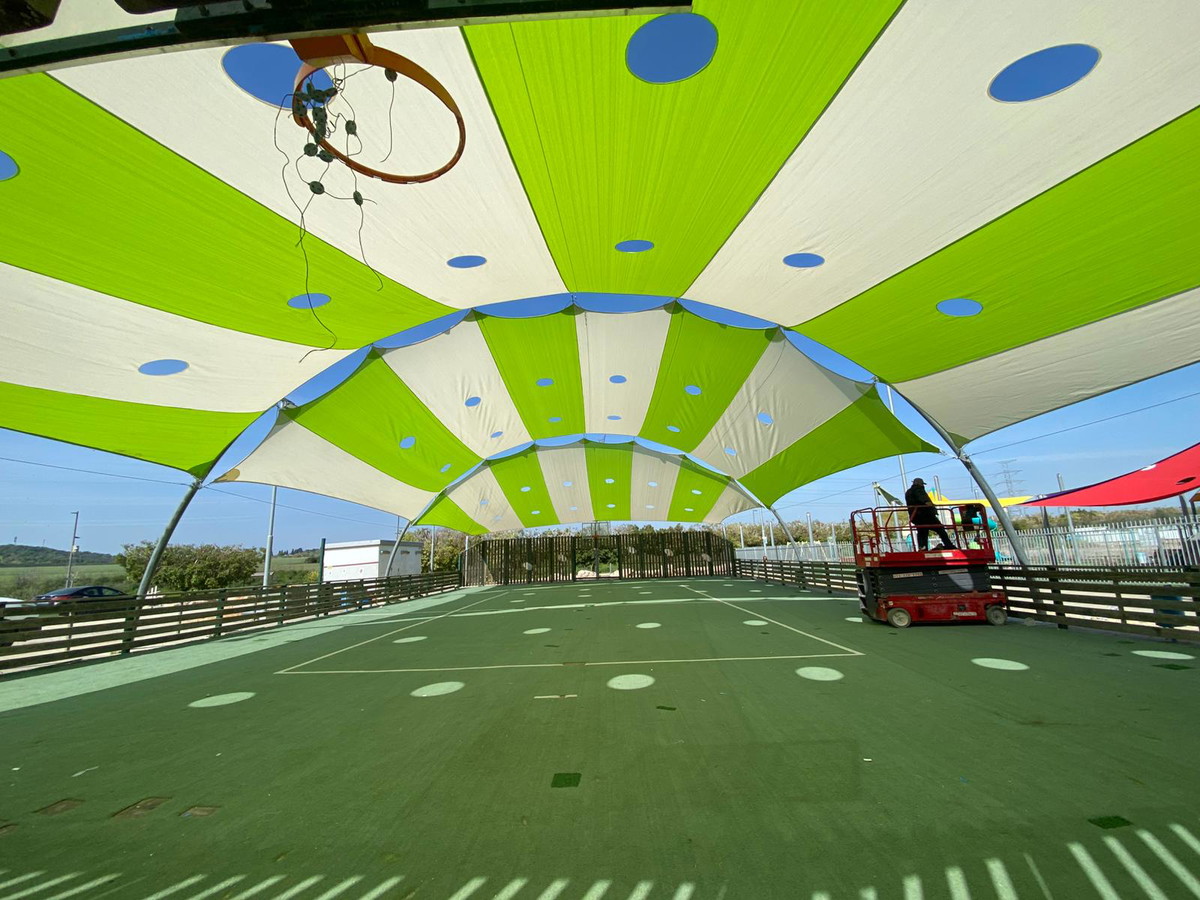 بلدية كفرقرع: استمرار أعمال تطوير وتظليل الملاعب في المدينة