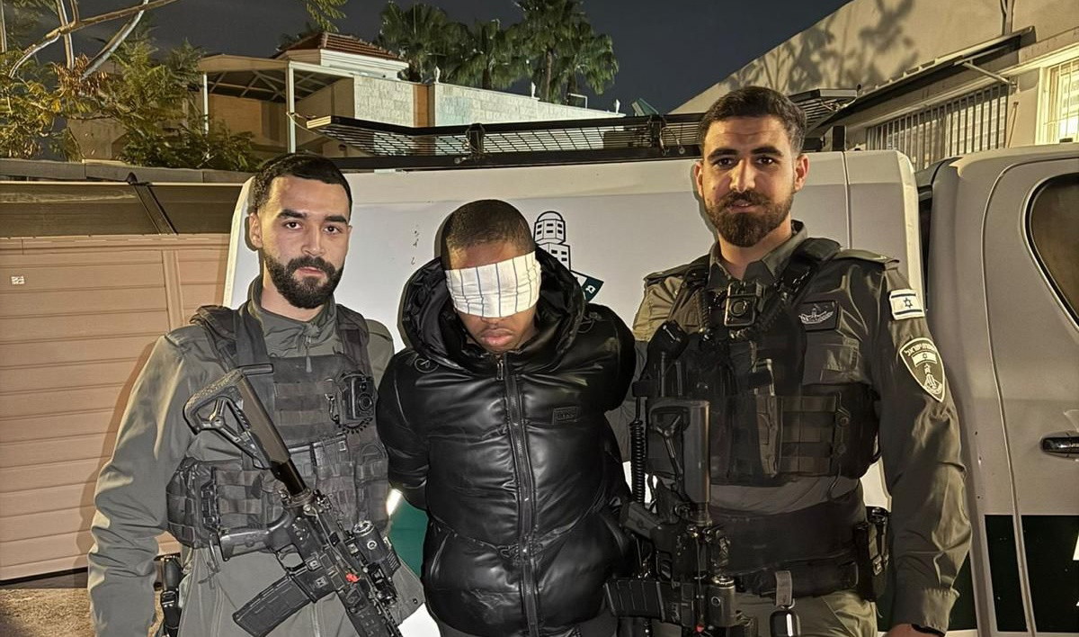 اللد: توقيف مشتبه به بعد إطلاق ألعاب نارية تجاه سيارة شرطة