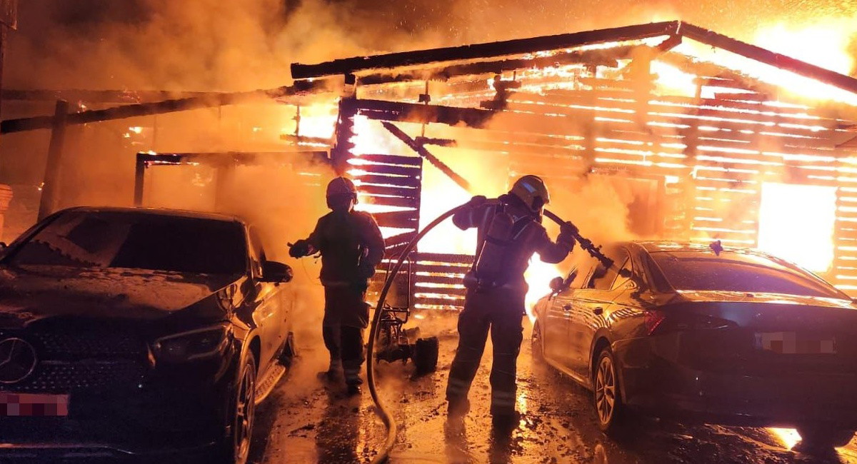 الزرازير: اندلاع حريق يلتهم كوخاً خشبياً (تسيمر) وسيارتين دون وقوع إصابات