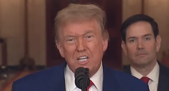 ترامب يهدد: إذا زرعت إيران ألغام في مضيق هرمز ستكون هناك 