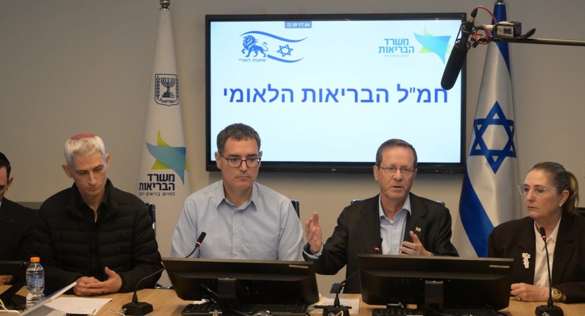 رئيس الدولة وزوجته يزوران غرفة الطوارئ الصحية الوطنية