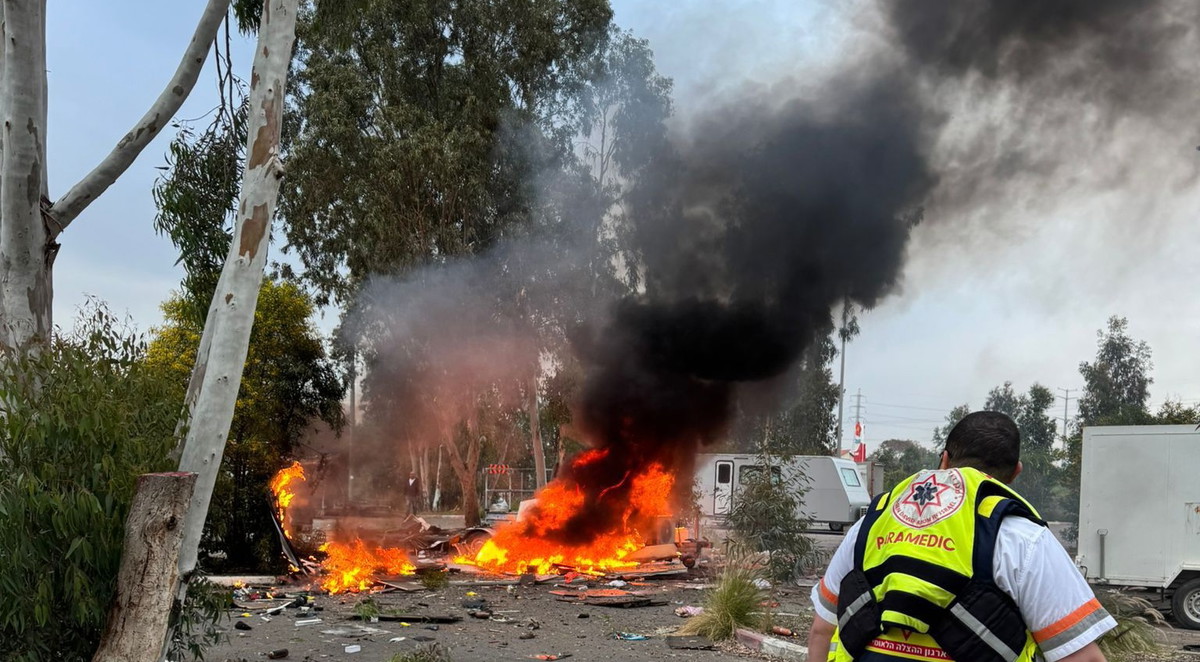 إطلاق صواريخ من إيران: اندلاع حرائق في مناطق مفتوحة بالمركز جراء سقوط شظايا