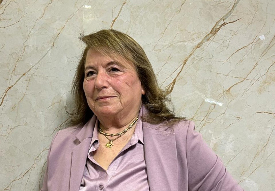 موشحات للأُم بتِبقي ٱلْمِواسِمَ الْخَضْرا 