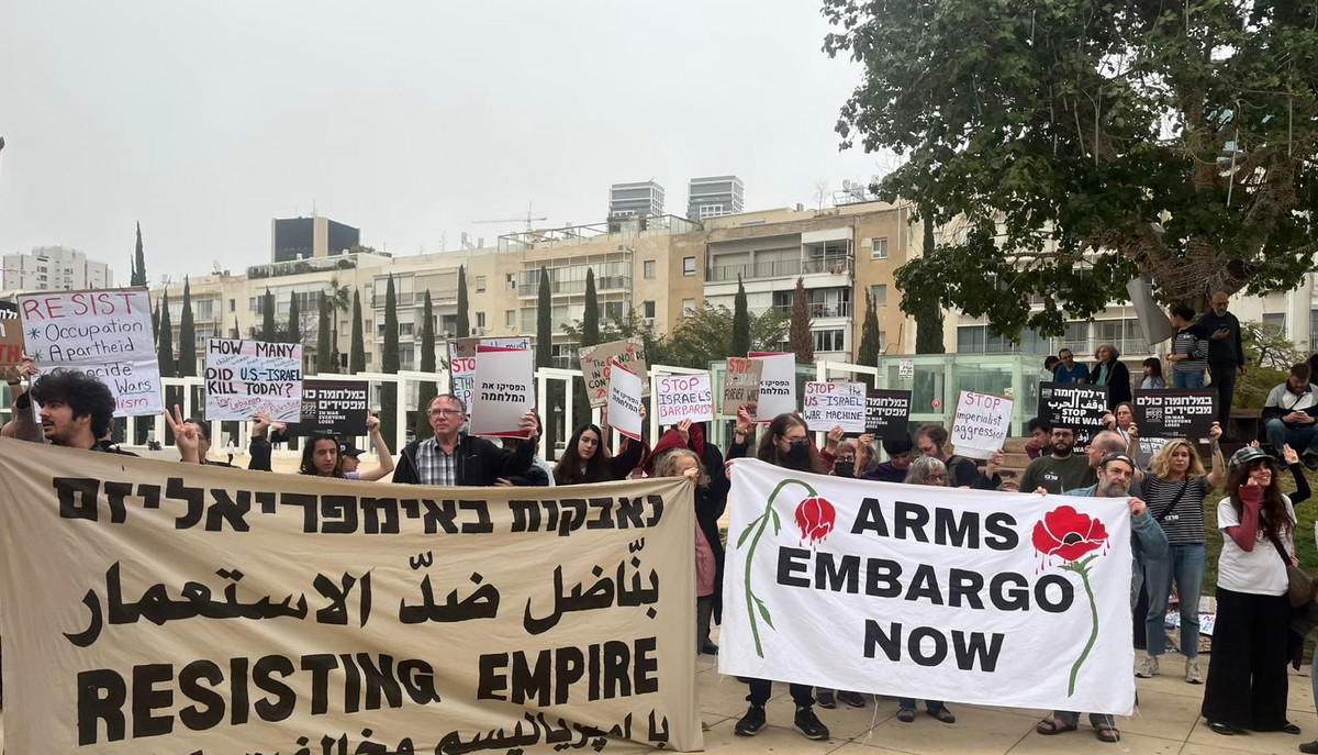 أكثر من 200 متظاهر في تل أبيب للمطالبة بوقف الحرب على إيران ولبنان