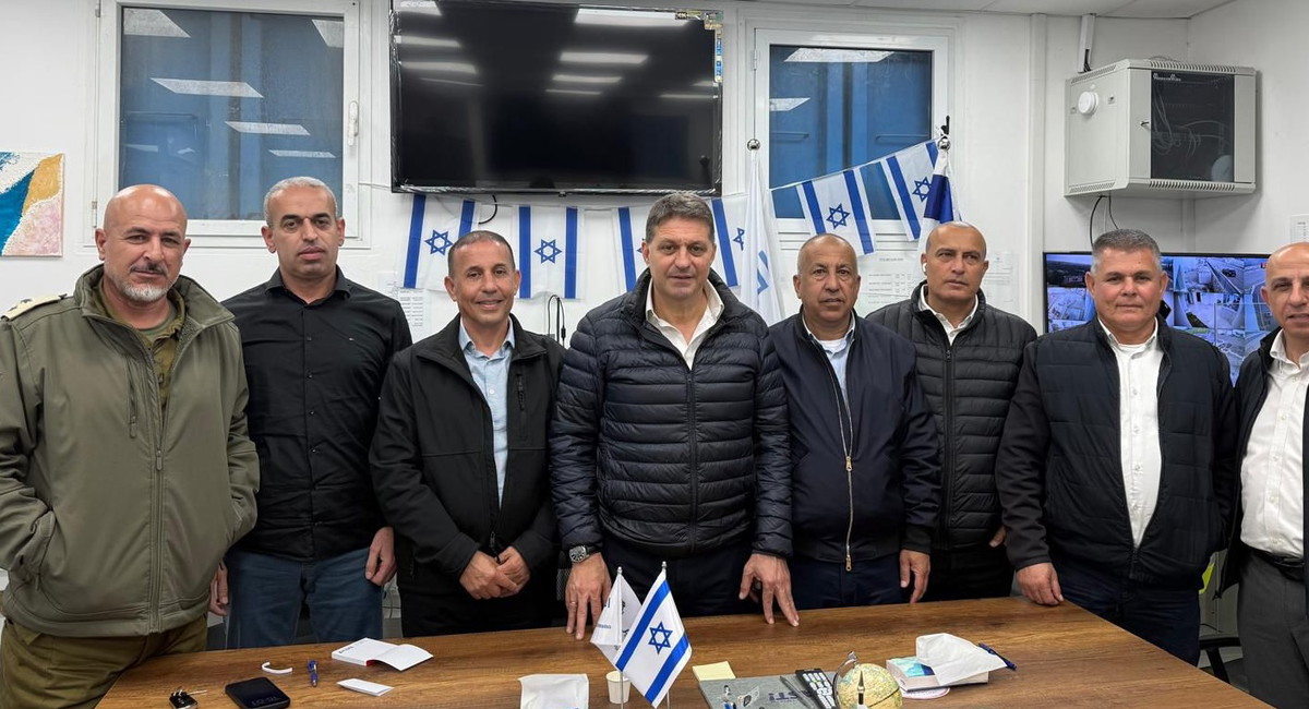 حاييم بيباس يتفقد موقع سقوط الصاروخ في الزرازير ويُعلن عن ميزانية دعم طارئة للمجلس المحلي