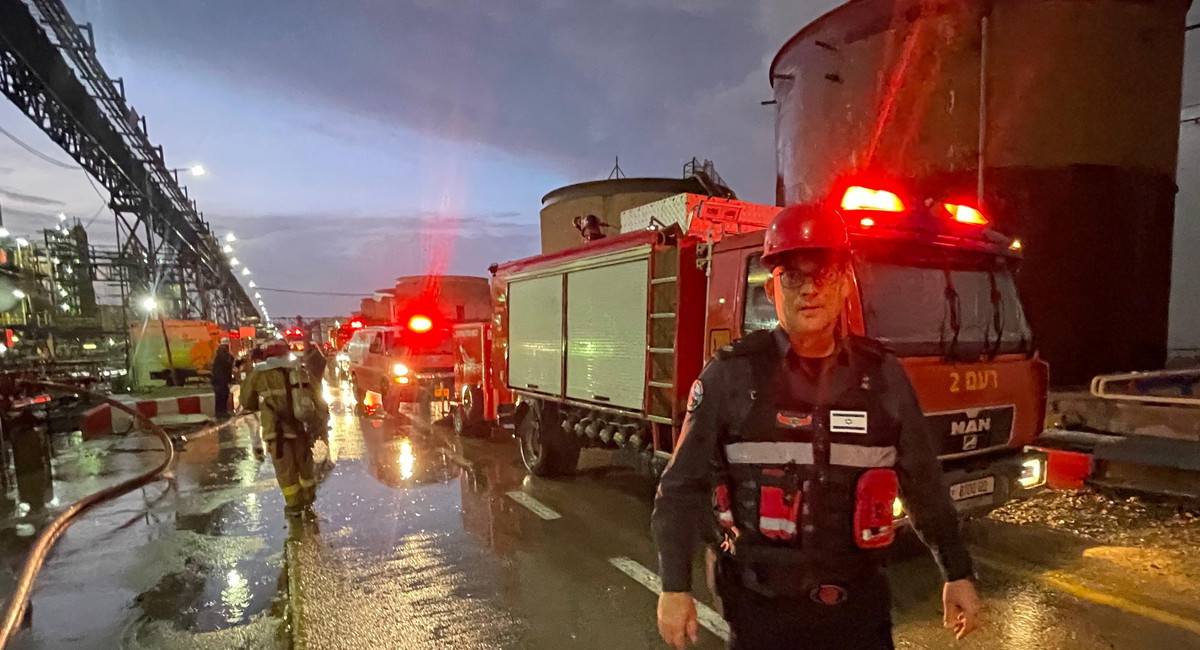 إخماد حريق ضخم في مصافي البترول بحيفا إثر سقوط صواريخ، والجهود مستمرة لتبريد الموقع وتأمين المنطقة