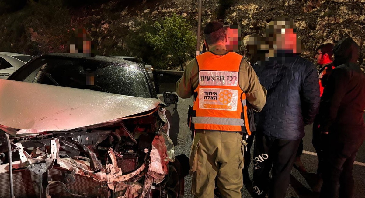 حادث طرق ذاتي على شارع 77: إصابة ثلاثة شبان بجراح متوسطة قرب مفرق 