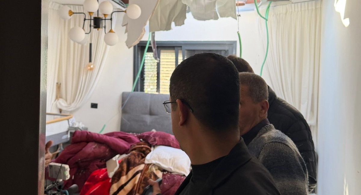 الهواشلة يزور قرية السرّة عقب الإصابات جراء الصواريخ: تقصير حكومي خطير في حماية القرى العربية بالنقب