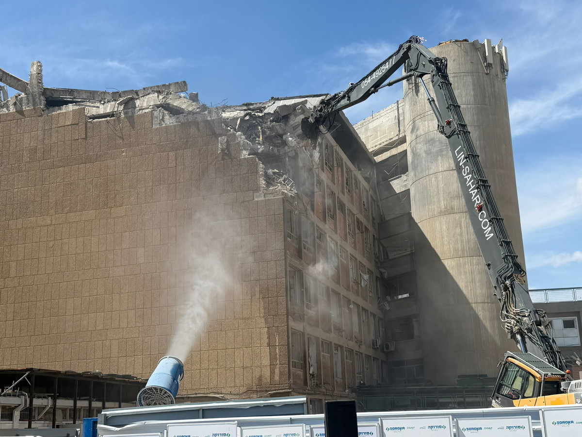 هدم مبنى الجراحة في مستشفى سوروكا