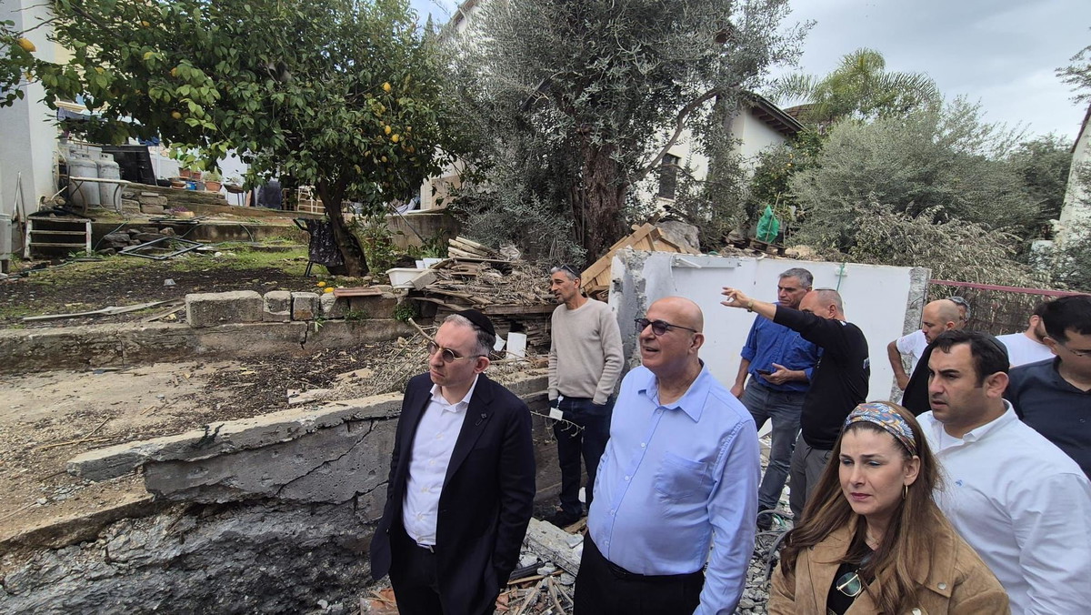 المدير العام لوزارة الداخلية ورئيس مفعال هبايس يزوران حتسور والزرازير عقب الأضرار التي لحقت بهما