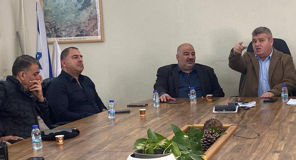 وفد الموحدة في زيارة تضامنية لبلدية شفاعمرو في أعقاب تعرّض المدينة لإصابات صاروخية