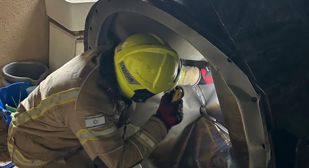 سقوط شظية صاروخية في ساحة منزل ببلدة 