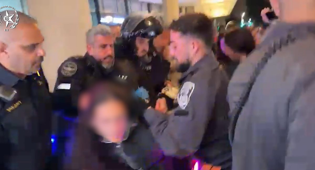 تل أبيب: الشرطة تفرق مظاهرة ضد الحرب وتعتقل 10 أشخاص