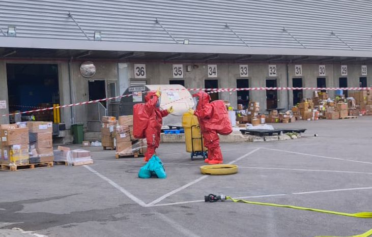 فيديو - إستنفار في مطار اللد بعد الإشتباه بمواد سامة داخل طرد إتضح أنها 