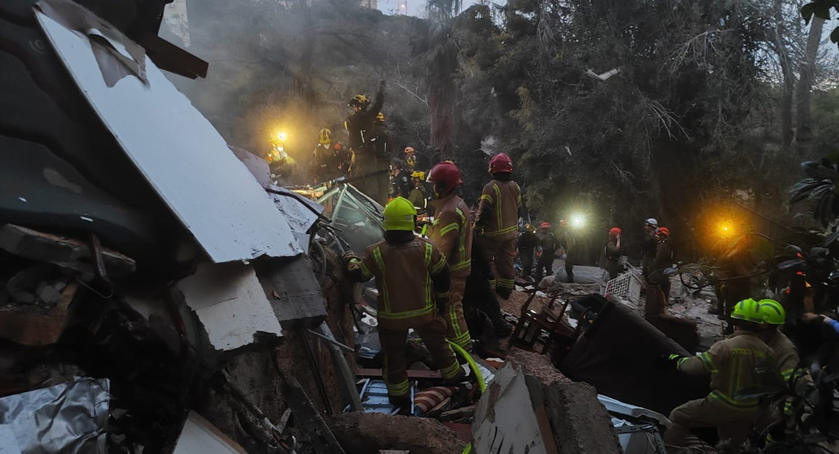 حيفا: البحث عن 4 مفقودين تحت الأنقاض ومخاوف من وجود أجزاء صاروخية لم تنفجر