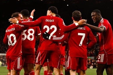 قائد ليفربول يفتح النار على زملائه.. ورحلة باريس 