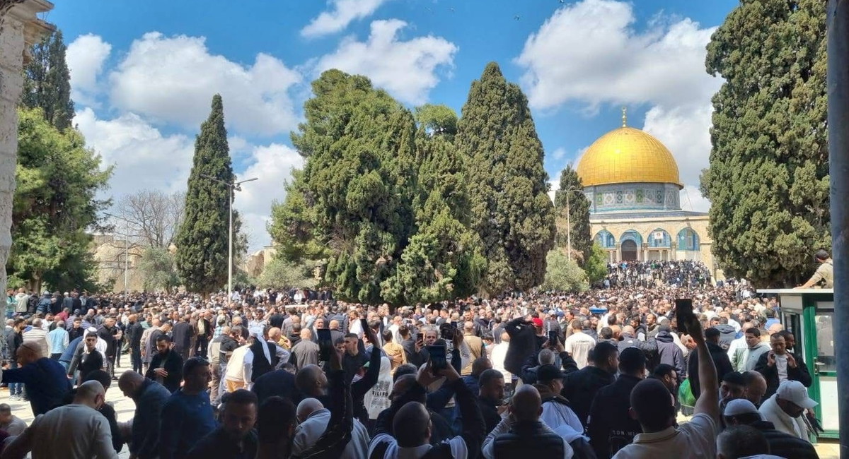 عشرات الآلاف يؤدون صلاة الجمعة في المسجد الأقصى بعد إغلاق استمر 40 يومًا