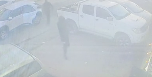 بالفيديو- اتّهام خمسة شبّان من شمال البلاد بحيازة سلاح وإطلاق نار صَوب محل تجاري في عين ماهل