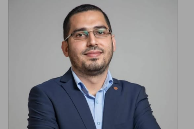 إنجاز أكاديمي بارز: إبراهيم جمال خطيب من العزير يُرقّى إلى بروفيسور مشارك بعمر الـ 34 عامًا