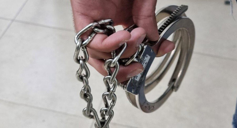 تمديد اعتقال شرطي وشقيقه من البقيعة للاشتباه بتورطهما في سطو على سبائك ذهبية بمئات الآلاف