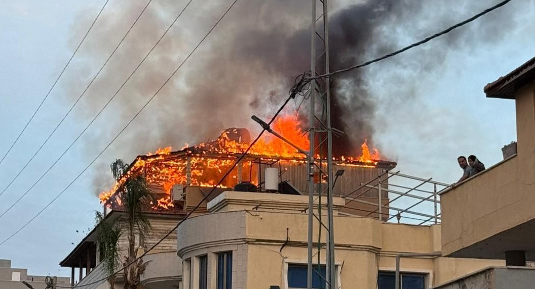 كفر قاسم: اندلاع حريق كبير في مبنى سكني وامتداده لمنزل مجاور دون تسجيل إصابات