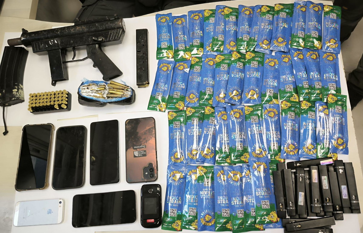 ضبط سلاح و46 سيجارة إلكترونية مخدرة في العزير