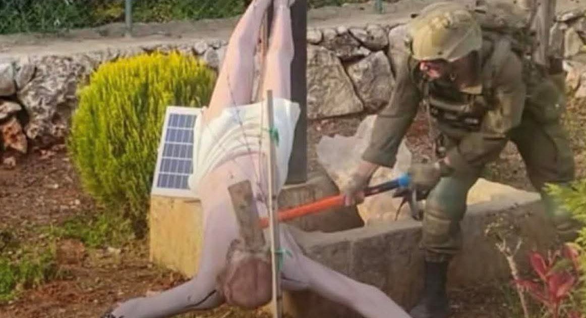 جنوب لبنان: الجيش الإسرائيلي يحقق في توثيق لجندي يحطم تمثالاً للمسيح