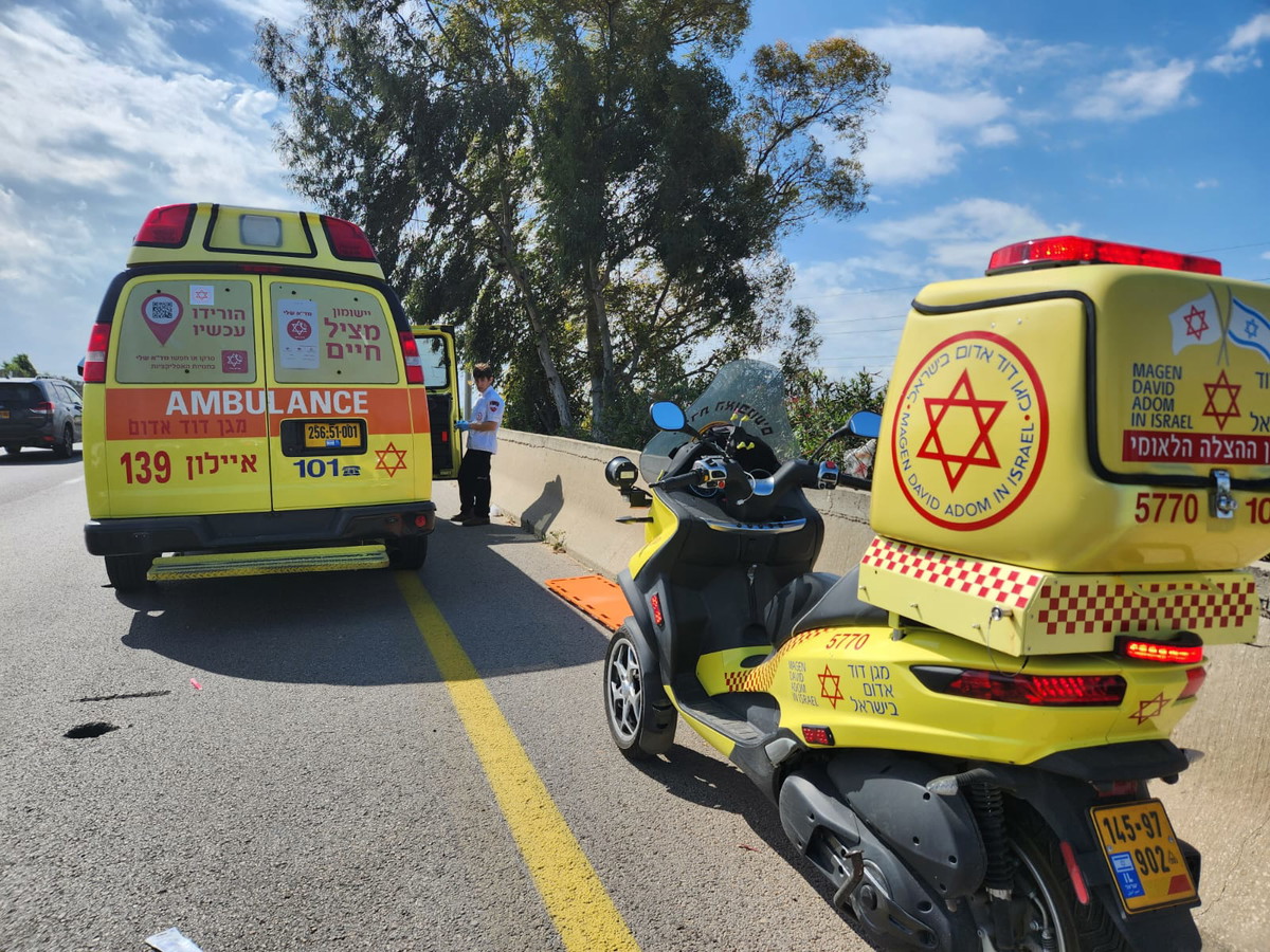 إصابة خطيرة لرجل (50 عامًا) إثر حادث طرق وقع بين مركبة ودراجة نارية في مركز البلاد