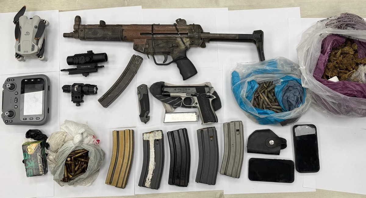 الشرطة: إحباط عمل خلية تصفية تضم قاصراً ومصادرة أسلحة وذخيرة واعتقال 3 مشتبهين في اللد