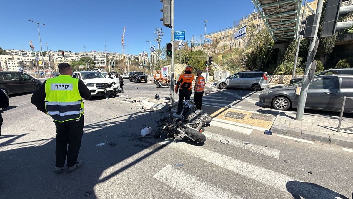 القدس: إصابة خطيرة لراكب دراجة نارية في حادث طرق